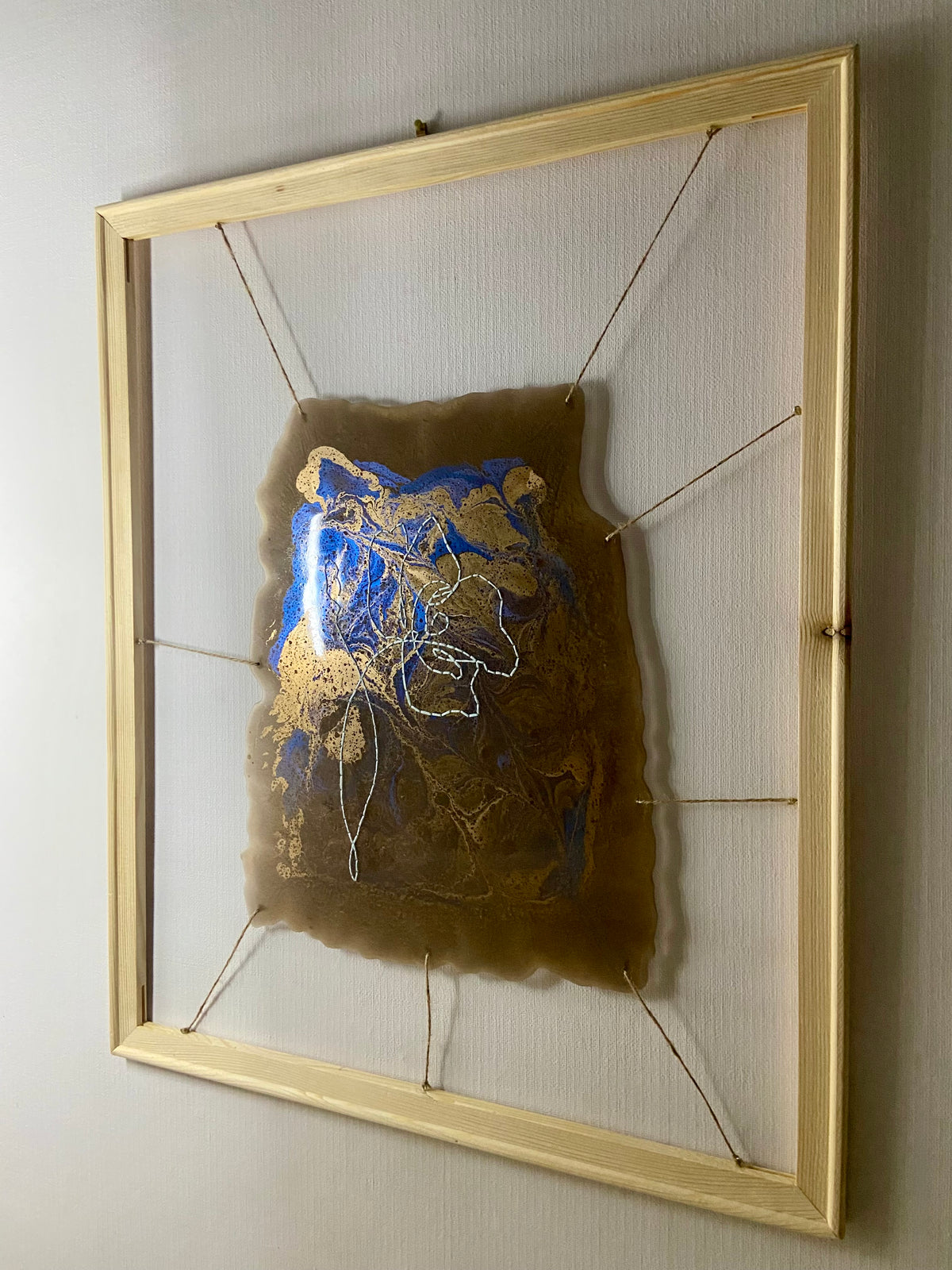 Le Coquelicot – Tableau en résine époxy brodé à la main