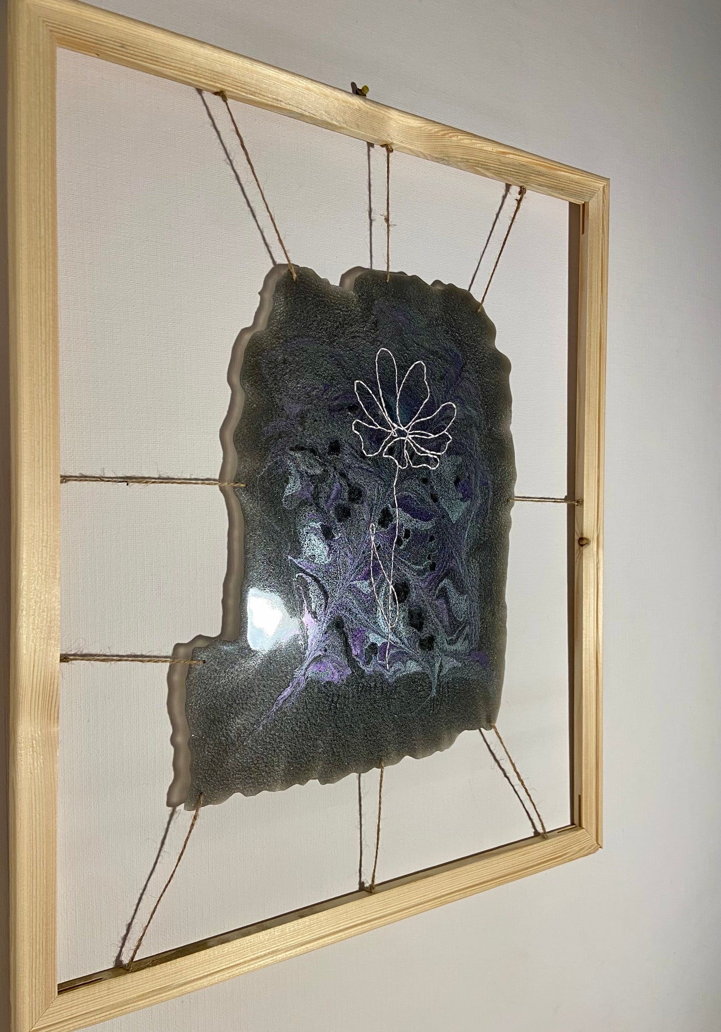 La Marguerite – Tableau en résine époxy brodé à la main