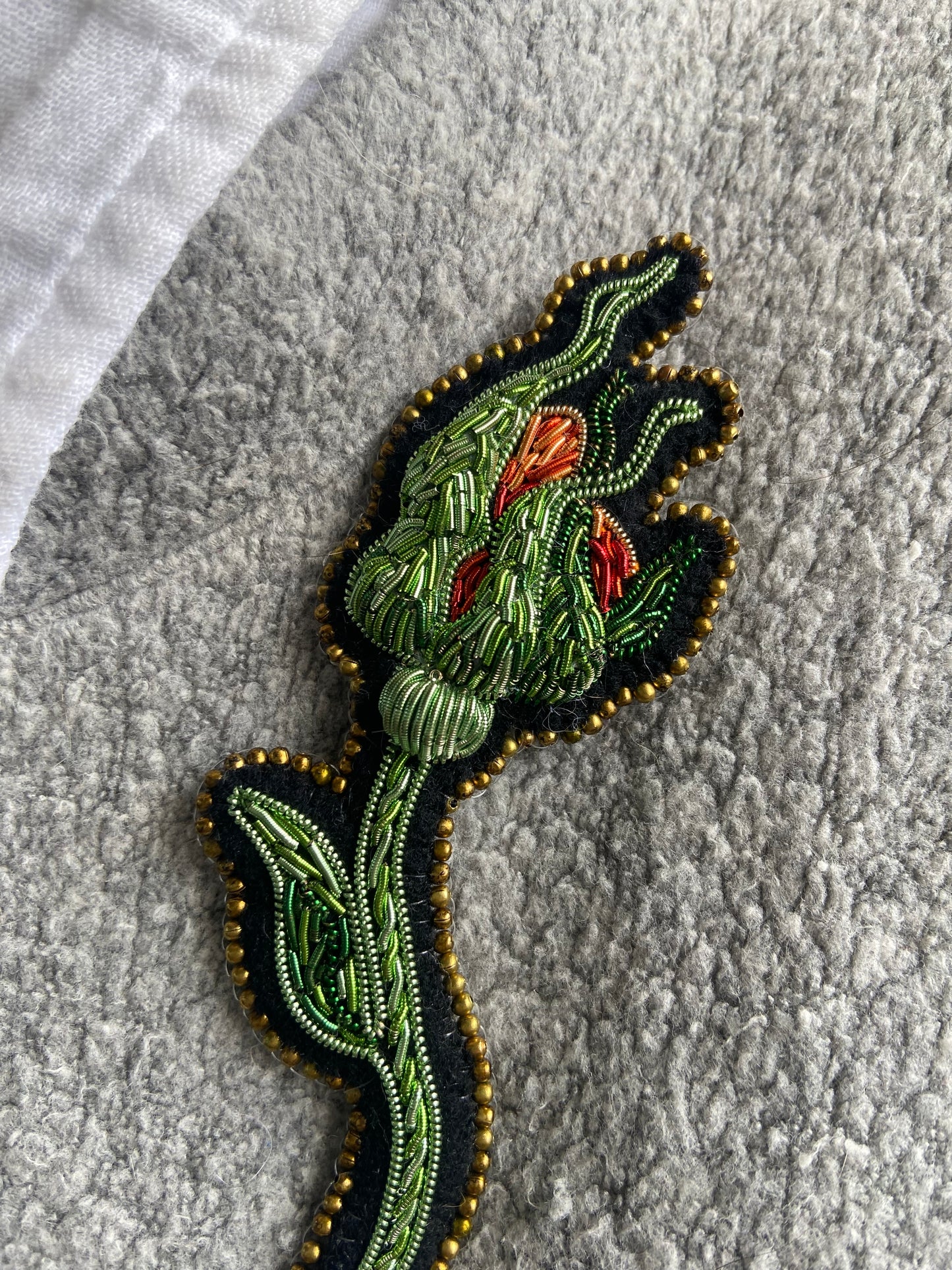 Broche Bouton incandescent