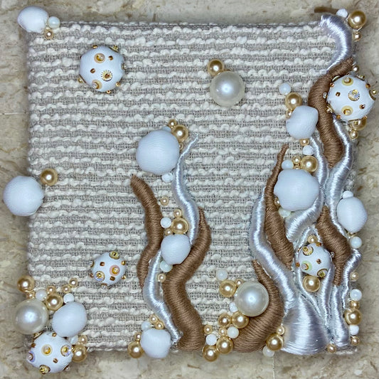 Triptyque brodé main – Ondes de sable (pièce unique, décoration murale artisanale)