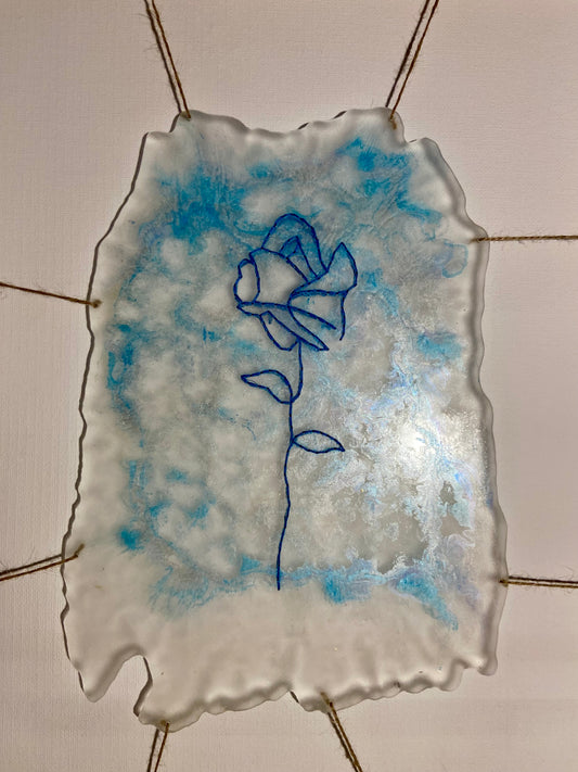 La Rose – Tableau en résine époxy brodé à la main