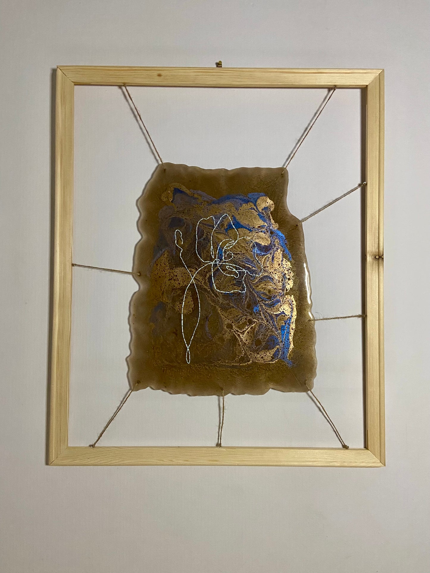 Le Coquelicot – Tableau en résine époxy brodé à la main