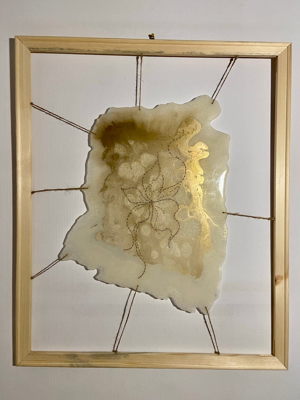 L’Hibiscus – Tableau en résine époxy brodé à la main