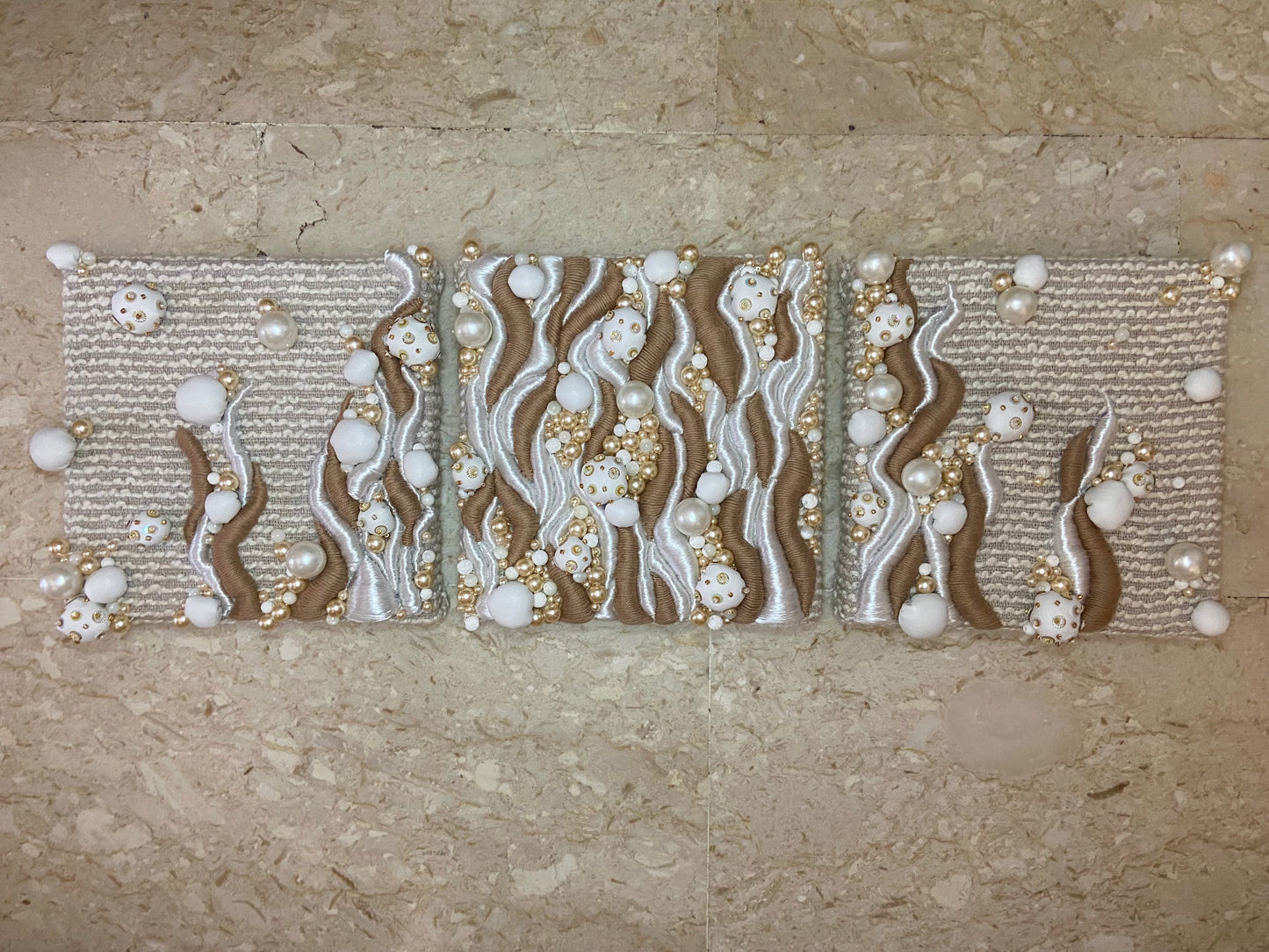 Triptyque brodé main – Ondes de sable (pièce unique, décoration murale artisanale)