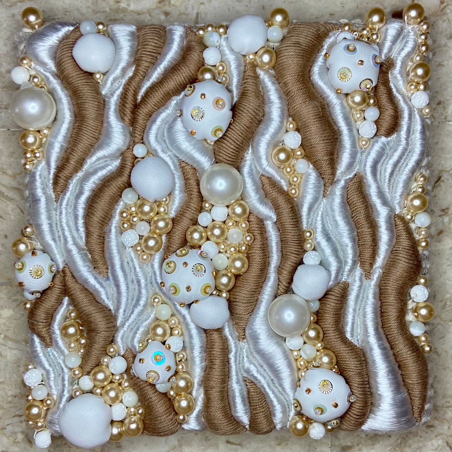 Triptyque brodé main – Ondes de sable (pièce unique, décoration murale artisanale)