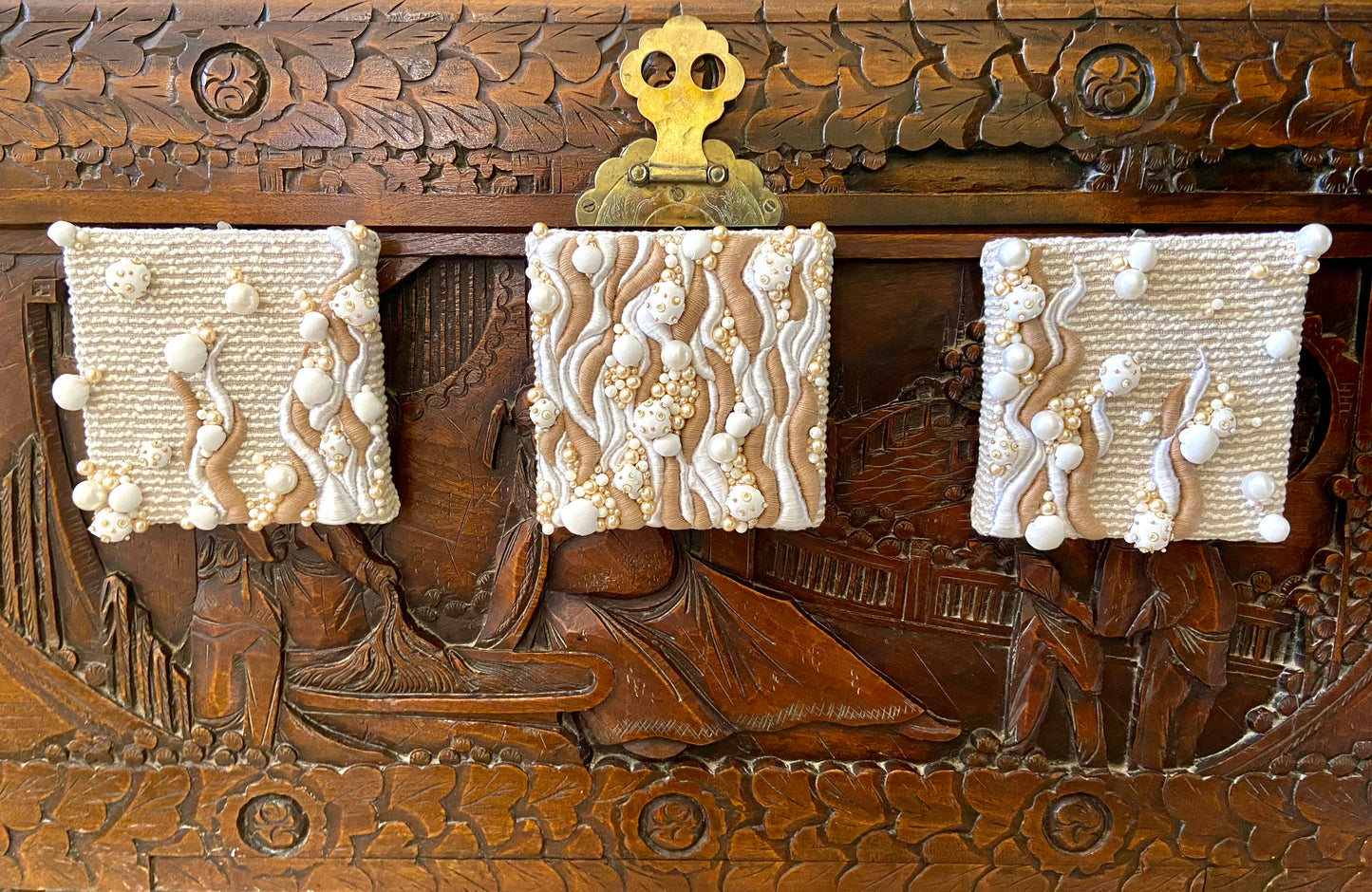 Triptyque brodé main – Ondes de sable (pièce unique, décoration murale artisanale)